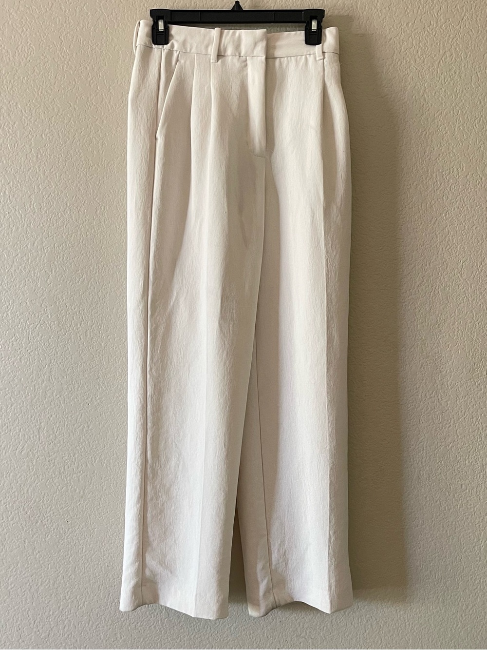Aritzia The Effortless Pants Pleated white Pants